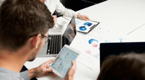 personas analizando graficos pruebas ab